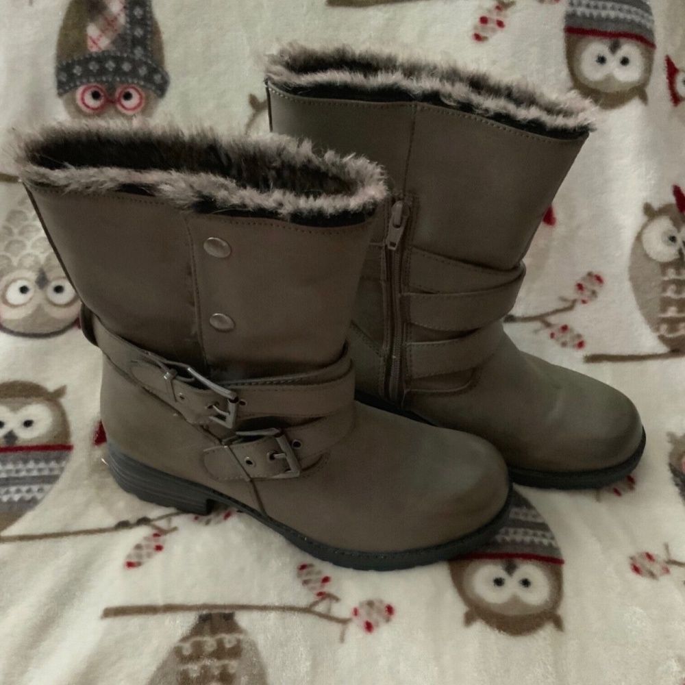 Women Gray Fashion Boots Size 7.5 Lined Low Heel  Faux Fur